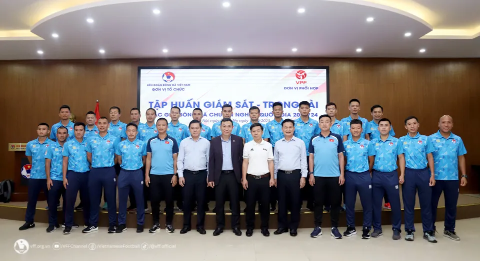 Lãnh đạo LĐBĐ Việt Nam chụp ảnh lưu niệm cùng các Giám sát, trọng tài