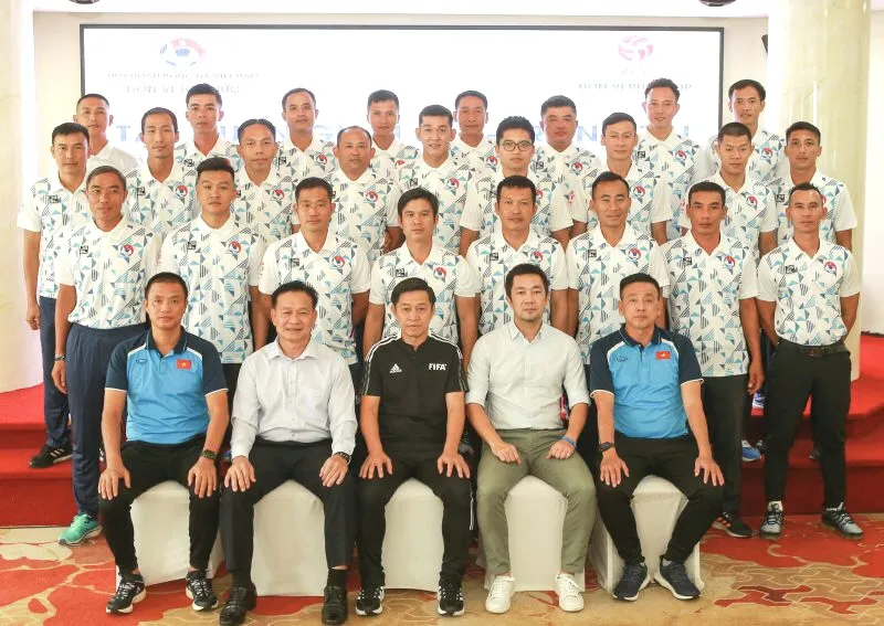 Các trọng tài chụp ảnh lưu niệm cùng lãnh đạo VFF, VPF và Ban trọng tài