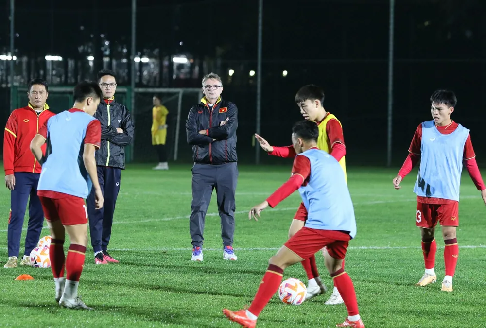 Mặc dù khá mệt mỏi vì phải di chuyển trong thời gian dài từ Đại Liên tới Suwon, nhưng các cầu thủ vẫn giữ được tinh thần hứng khởi và thể hiện sự tập trung trong các bài tập. Tất cả đều đang nỗ lực để có sự chuẩn bị tốt nhất cho trận giao hữu với đội tuyển Hàn Quốc.