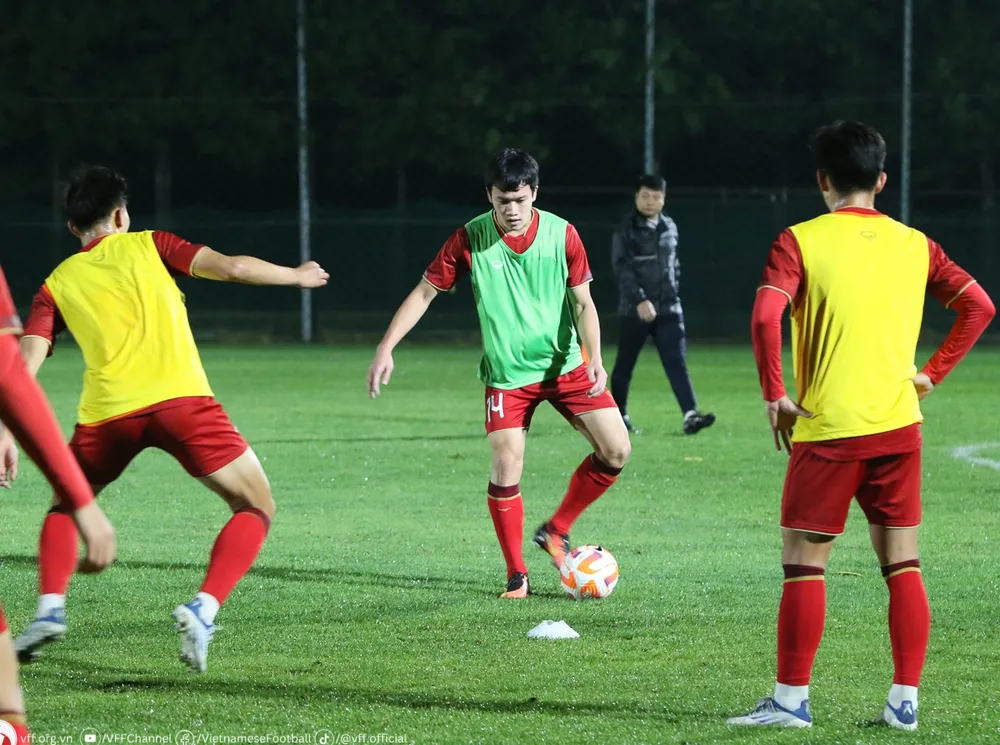 Buổi tập này không có sự xuất hiện của Quang Hải. Anh ở lại khách sạn để tiếp tục điều trị hồi phục chấn thương cơ bắp chân. Với tình trạng hiện tại, tiền vệ này sẽ lỡ cơ hội ra sân trong trận đấu với đội tuyển của nước chủ nhà.