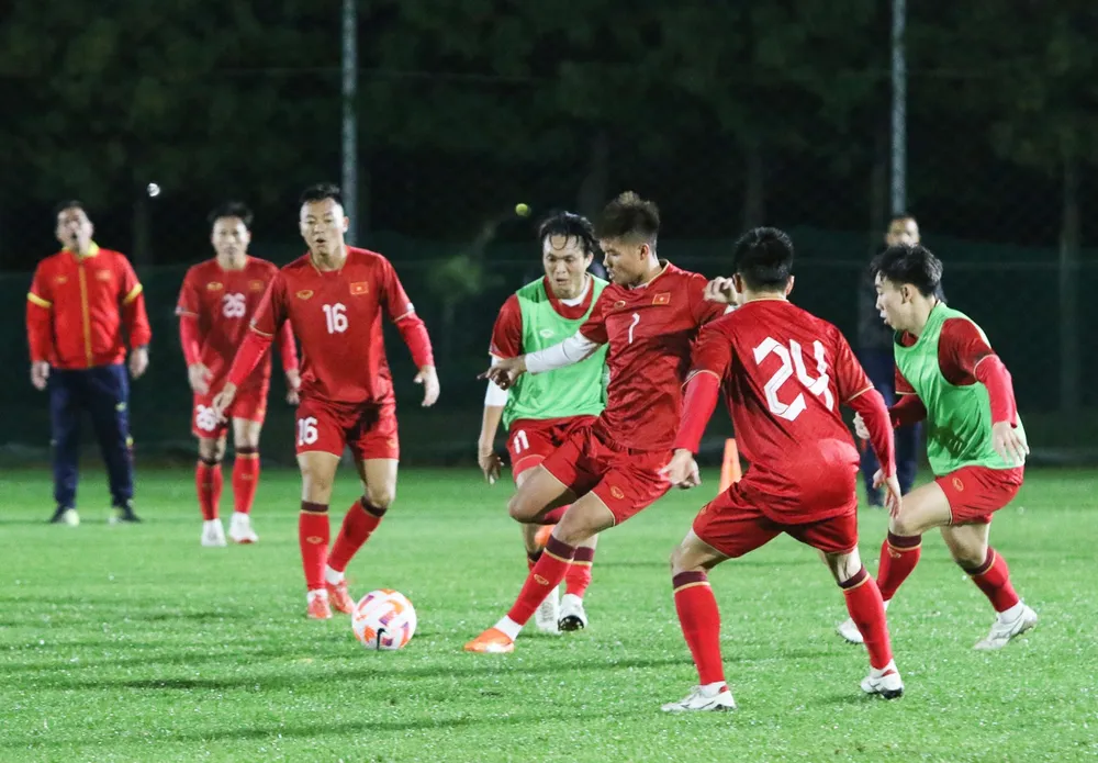 Tối 15-10, sau khi ổn định nơi lưu trú tại Suwon (Hàn Quốc), đội tuyển Việt Nam đã có buổi tập nhẹ nhằm giải phóng sức ì. Buổi tập của đội diễn ra trên sân tập của CLB Suwon Samsung Bluewings, cách khách sạn khoảng 20 phút di chuyển xe bus.