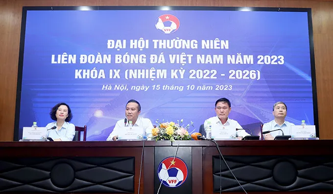 Lãnh đạo VFF tham dự buổi gặp gỡ, trao đổi cùng với giới truyền thông vào chiều 15-10