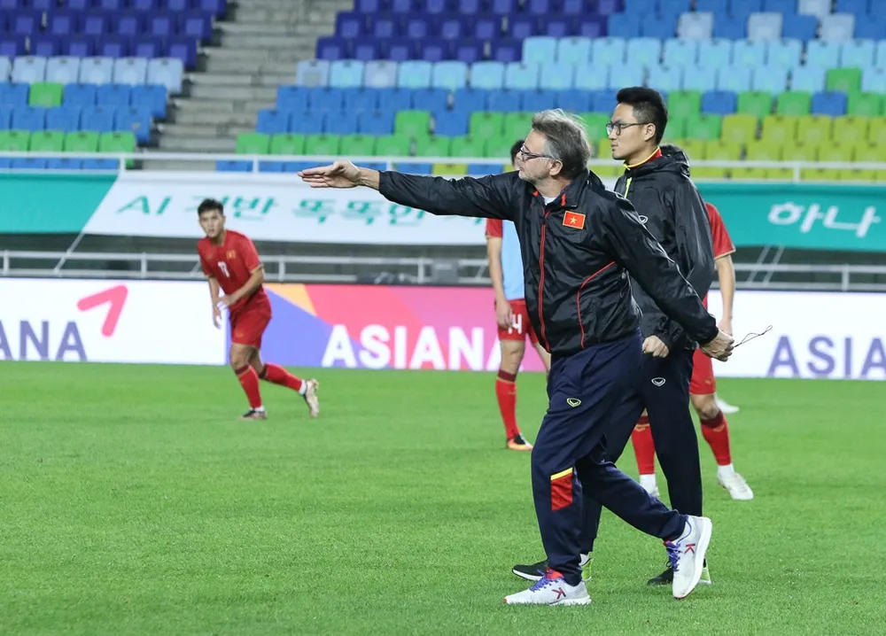 HLV Troussier không xem đây là bài kiểm tra cho các cầu thủ khi so tài với đối thủ rất mạnh, ông kêu gọi tất cả cùng thoải mái knhập cuộc khi có cơ hội quý giá gặp các cầu thủ đẳng cấp cao bên phía đội chủ nhà.