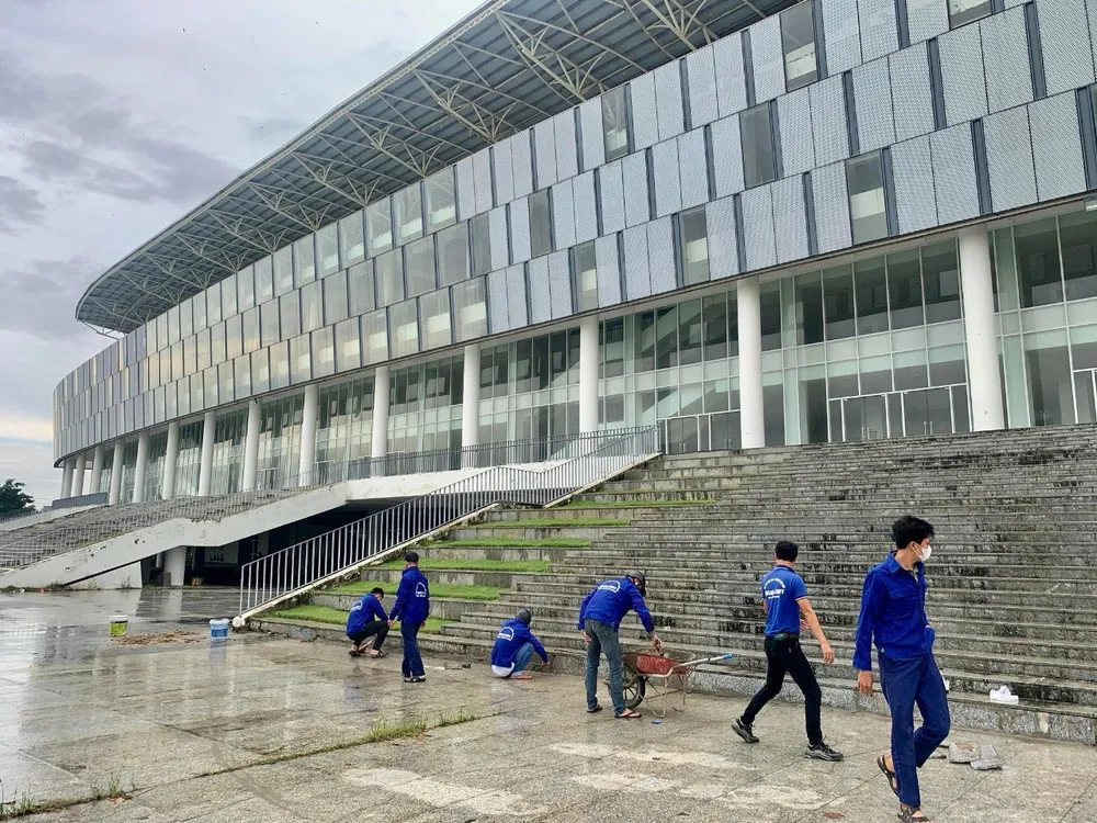 Sân Hòa Xuân đang được chỉnh trang trước mùa bóng mới, mùa bóng mà sân này không chỉ đón đội chủ nhà Đà Nẵng mà có thể thêm Quảng Nam do đội này chưa thể thi đấu trên sân Tam Kỳ