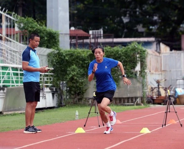 Giảng viên Đặng Thanh Hạ và giảng viên Võ Quang Vinh trực tiếp giám sát phần kiểm tra thể lực