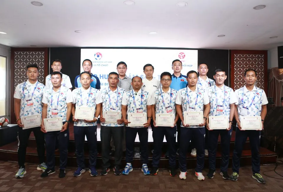 Lãnh đạo LĐBĐ Việt Nam và ban trọng tài chụp ảnh lưu niệm cùng các trọng tài tham gia lớp học