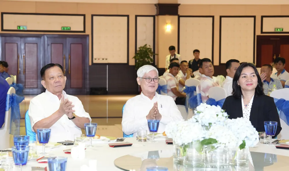 Ông Nguyễn Văn Lợi – Ủy viên trung ương Đảng, Bí Thư tỉnh ủy Tỉnh Bình Dương (giữa) đến dự lễ xuất quân của CLB Becamex Bình Dương