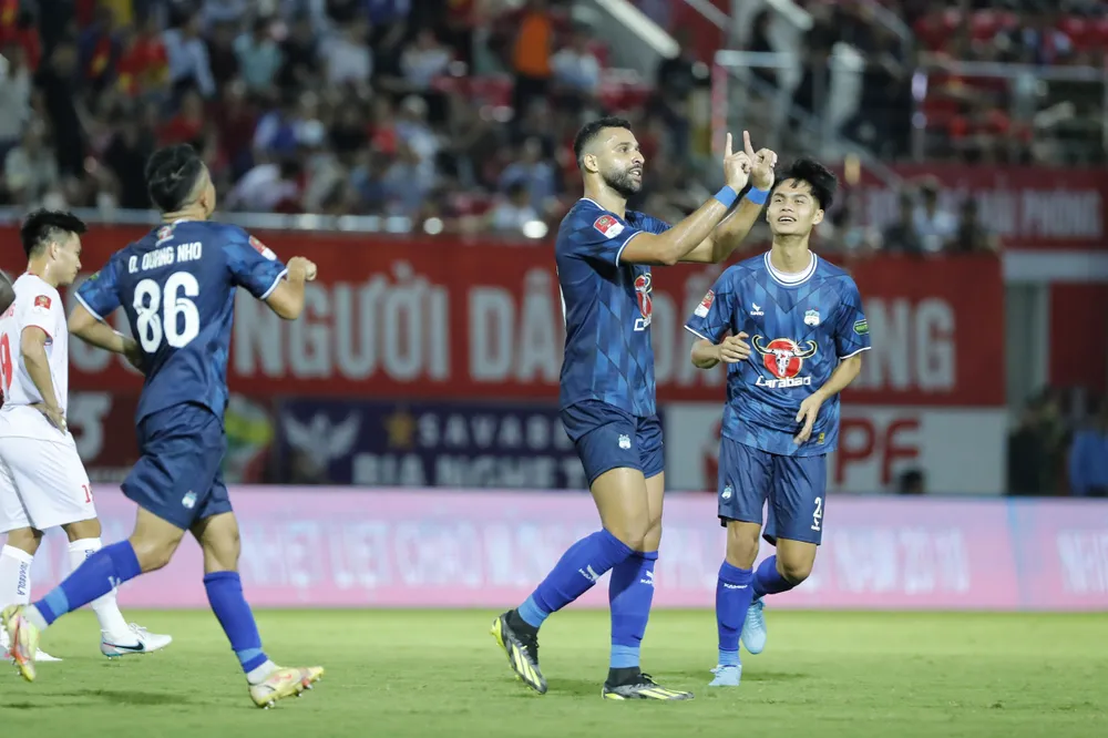 Niềm vui của Filho sau bàn gỡ hòa 1-1 cho HA.GL vào cuối trận