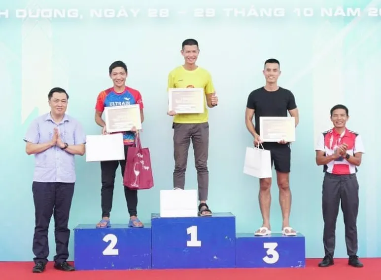 Ông Cao Văn Chóng – Phó Giám đốc Sở Văn hoá Thể thao và Du lịch tỉnh Bình Dương (ngoài cùng bên trái) trao giải cho các VĐV đạt giải cao ở cự ly 100km, nội dung dành cho nam.