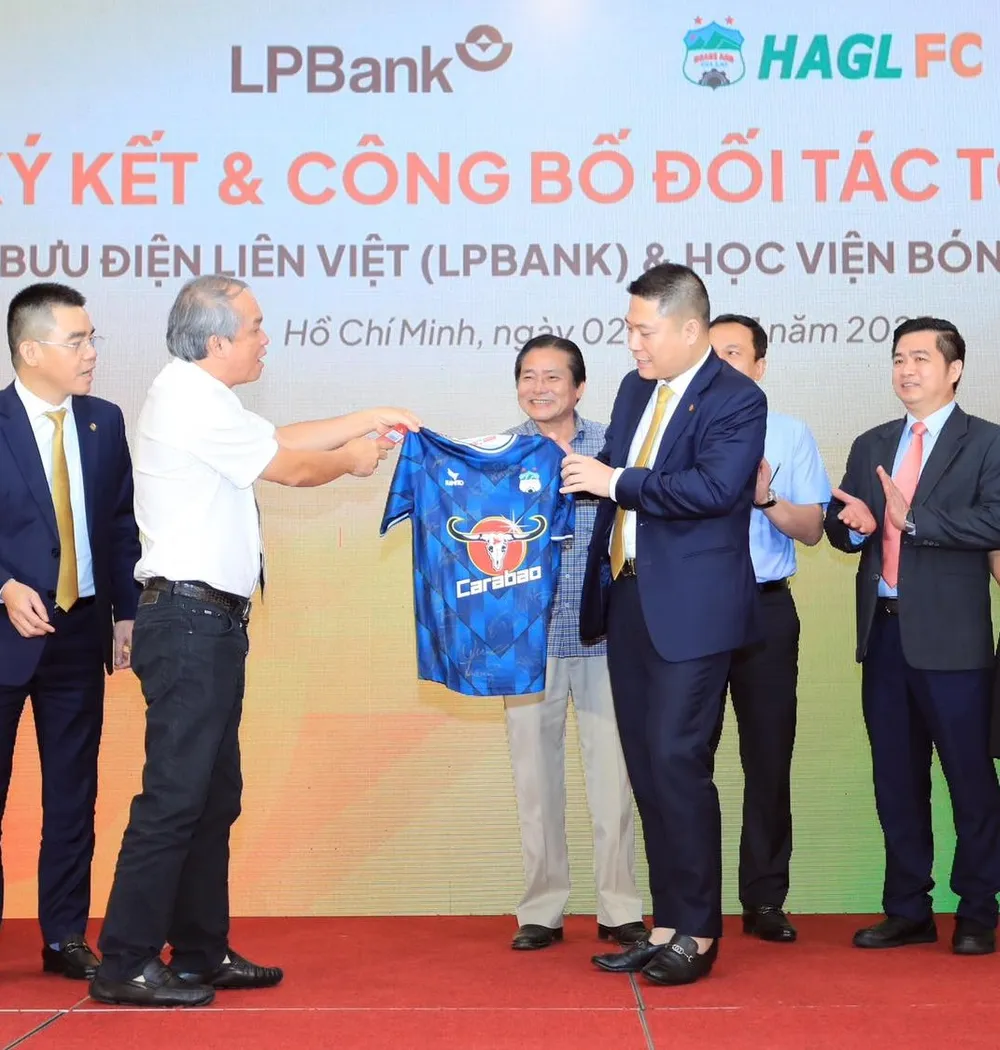 Bầu Đức trao tặng nhà tài trợ áo thi đấu của CLB HA.GL Bầu Đức trao tặng nhà tài trợ áo thi đấu của CLB HA.GL