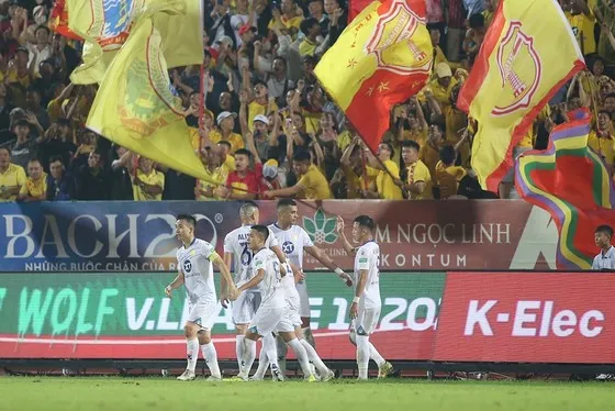 Ưu thế đá sân nhà cùng khán giả luôn được lấp đầy trên sân Thiên Trường là "vũ khí" lợi hại của Nam Định Ưu thế đá sân nhà cùng khán giả luôn được lấp đầy trên sân Thiên Trường là "vũ khí" lợi hại của Nam Định