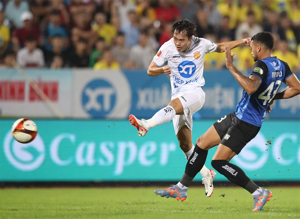 Văn Toàn cùng Nam Định giành 3 trận thắng liên tiếp Văn Toàn cùng Nam Định giành 3 trận thắng liên tiếp