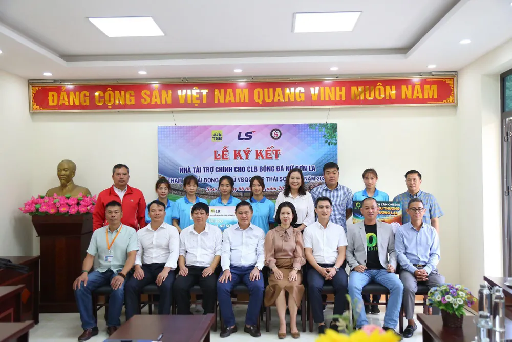 Lãnh đạo VFF, nhà tài trợ Thái Sơn Bắc, Tập đoàn Openlive cùng đại diện CLB Sơn La chụp ảnh lưu niệm tại buổi lễ Lãnh đạo VFF, nhà tài trợ Thái Sơn Bắc, Tập đoàn Openlive cùng đại diện CLB Sơn La chụp ảnh lưu niệm tại buổi lễ