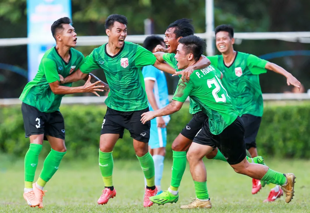 Niềm vui của các cầu thủ Định Hướng Phú Nhuận khi giành vé thăng hạng Niềm vui của các cầu thủ Định Hướng Phú Nhuận khi giành vé thăng hạng