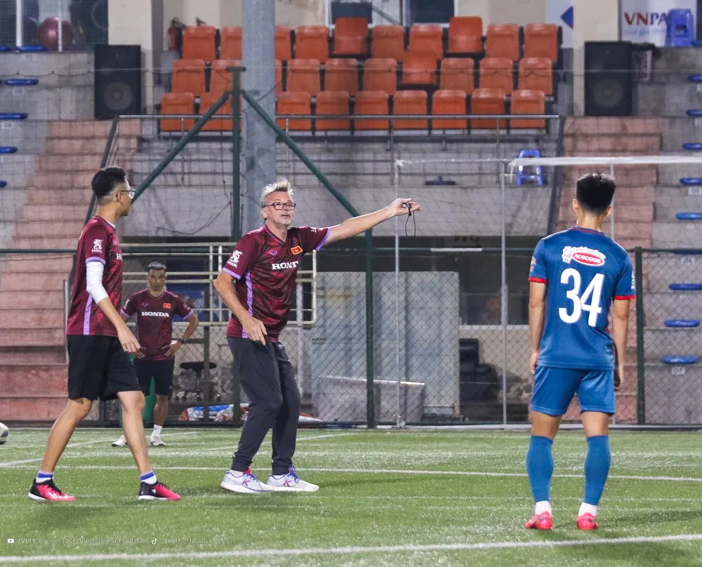 Cũng trong ngày hôm nay, HLV Philippe Troussier đã đưa ra quyết định đầu tiên về nhân sự khi nói lời chia tay với hậu vệ Trương Tiến Anh. Nếu không có gì thay đổi, trước khi lên đường sang Philippines, nhà cầm quân người Pháp sẽ rút gọn danh sách đội tuyển xuống còn 28 cầu thủ.