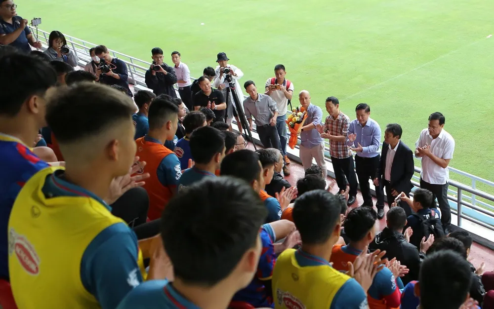 Buổi gặp gỡ diễn ra trước buổi tập cuối của đội tuyển Việt Nam tại Hà Nội. Theo kế hoạch sáng 13-11 đội sẽ lên đường sang Manila