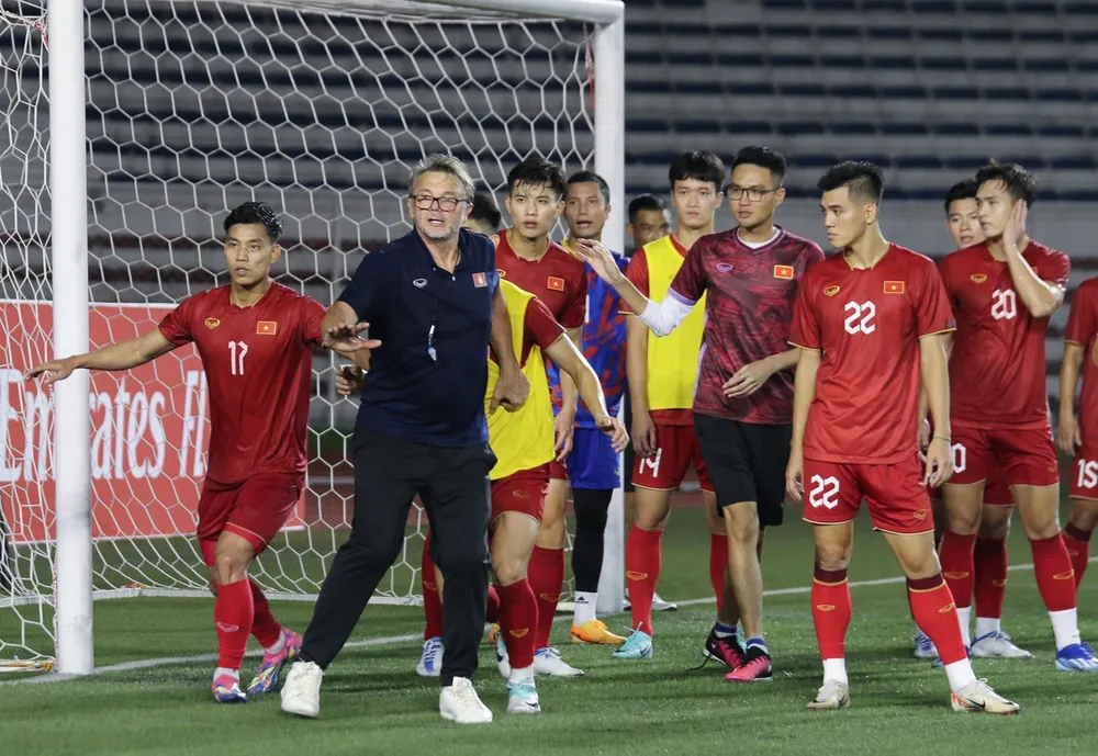 HLV Troussier trong buổi rèn đấu pháp với các cầu thủ Việt Nam tối 15-11 HLV Troussier trong buổi rèn đấu pháp với các cầu thủ Việt Nam tối 15-11