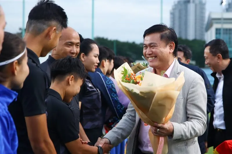 Ông Trần Anh Tú, Phó Chủ tịch LĐBĐ Việt Nam tặng hoa, chào mừng trọng tài và hai đội TPHCM I, Hà Nội I tại lễ khai mạc