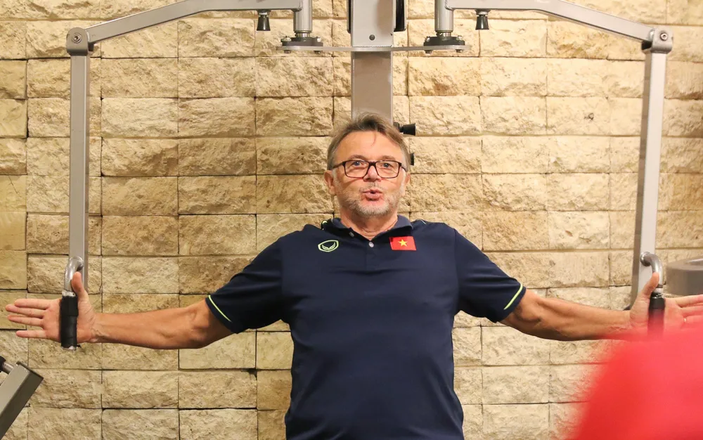 Trong lời chia sẻ với các học trò sau chiến thắng 2-0 trước Philippines, HLV Philippe Troussier nói: Chúng ta đều biết rằng trong tháng 10 vừa qua, đội đã thi đấu 3 trận, dù có những điểm tốt về chuyên môn nhưng kết quả chưa được như mong muốn nên toàn đội đều có áp lực. Việc hôm nay không chỉ là chiến thắng, mà còn phải làm thế nào để các bạn tự tin hơn.