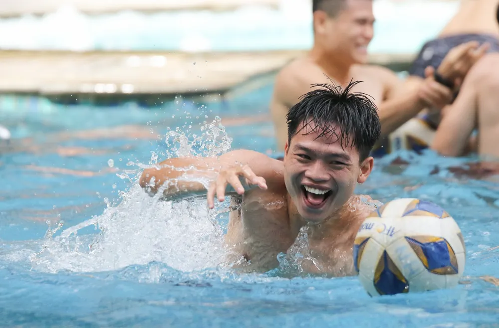 Các cầu thủ tập nhẹ, thả lỏng nhằm tái tạo năng lượng sau trận đấu