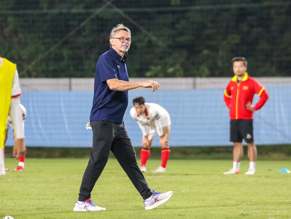 HLV Troussier đã có trận chính thức đầu tiên cùng với đội tuyển Việt Nam bằng chiến thắng 2-0 trước Philippines. Trận thắng đã giúp đội tuyển Việt Nam có tâm lý thuận lợi ở bước khởi đầu vòng loại thứ 2 World Cup 2026 khu vực châu Á