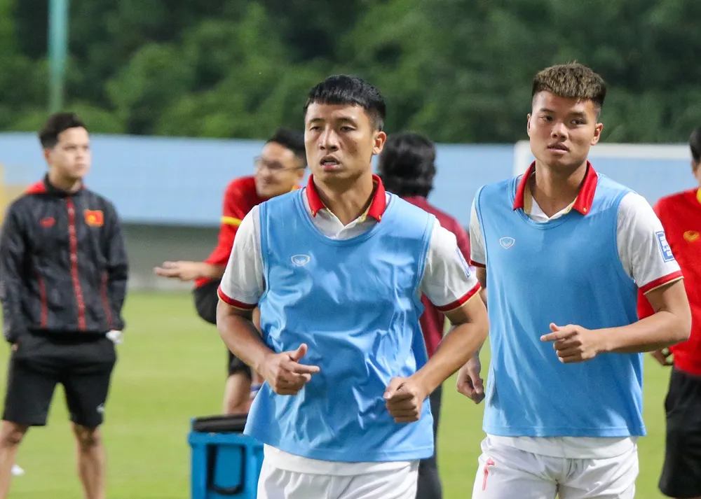 Bùi Tiến Dũng vốn được gọi vào giờ chót để thay cho Duy Mạnh, nhưng hậu vệ kỳ cựu này chưa có cơ hội ra sân ở trận đấu với Philippines, có lẽ thời gian quá ít để anh hòa nhập cùng đồng đội