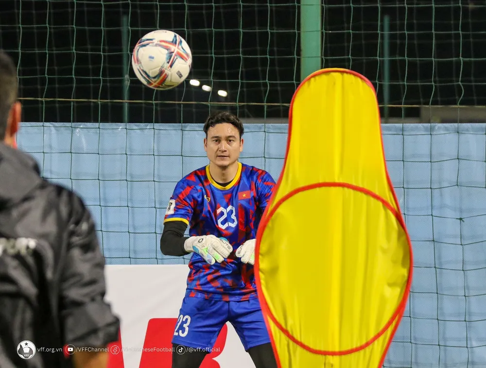 Văn Lâm thể hiện sự chắc chắn trong khung thành, thủ môn đang thuộc biên chế của CLB Bình Định gần như không có đối thủ cạnh tranh ở suất bắt chính hiện tại