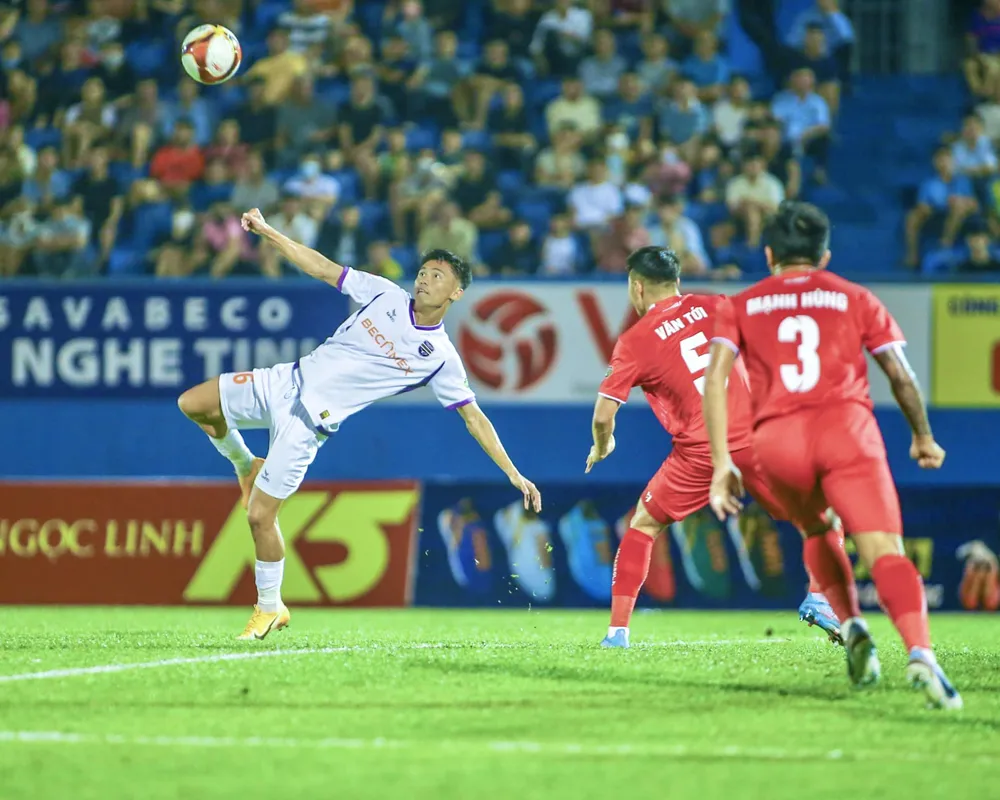Sức trẻ cùng sự hiệu quả của hàng công đã tạo nhiều nét tươi mới ở đội bóng đất Thủ. Ảnh: BFC