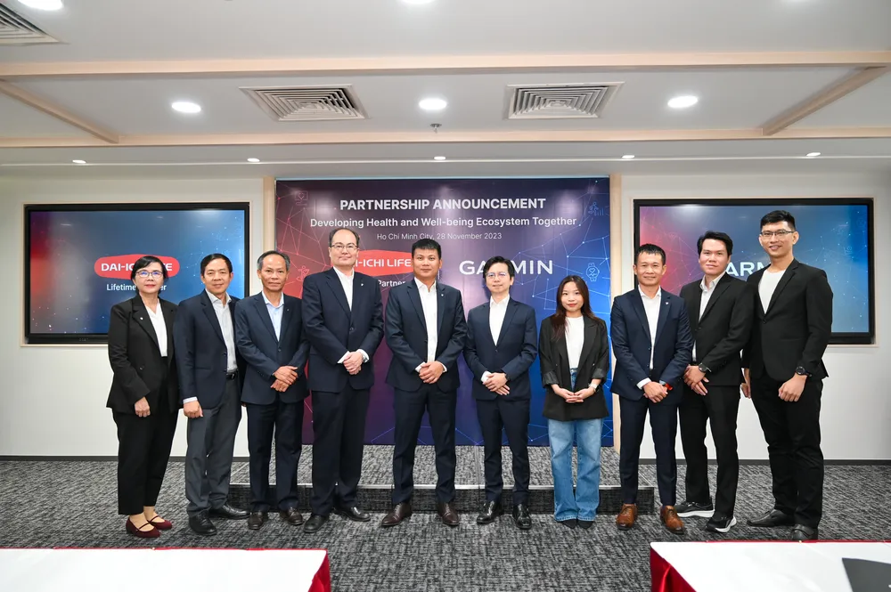 Đại diện Ban Giám đốc Cấp cao Dai-ichi Life Việt Nam và Garmin Việt Nam chụp hình lưu niệm tại Lễ ký kết Đại diện Ban Giám đốc Cấp cao Dai-ichi Life Việt Nam và Garmin Việt Nam chụp hình lưu niệm tại Lễ ký kết