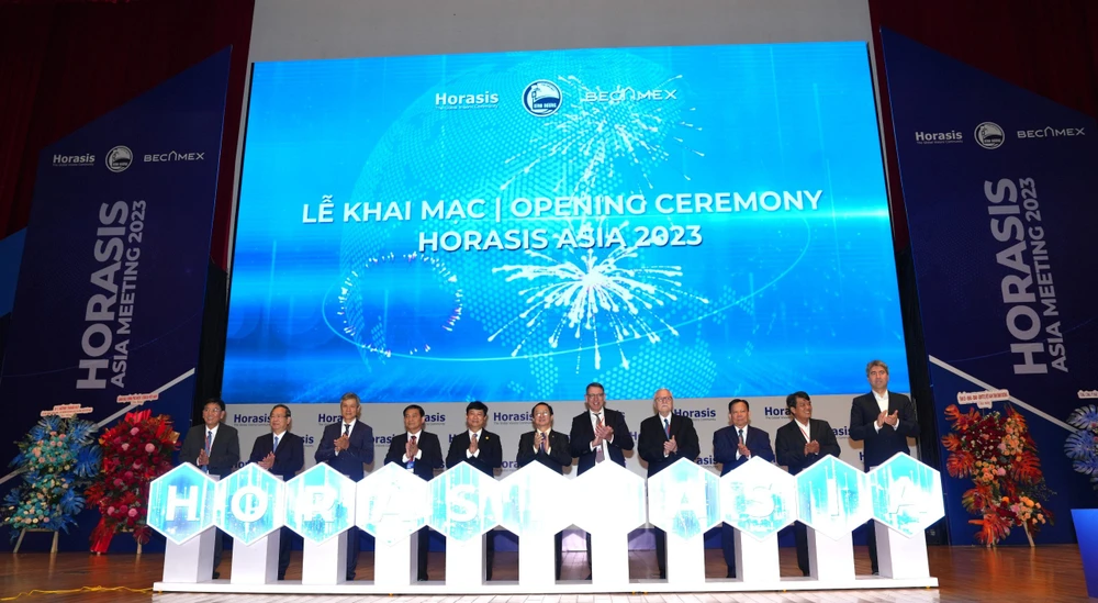 Đại biểu thực hiện nghi thức khai mạc Diễn đàn Hợp tác kinh tế Horasis châu Á 2023