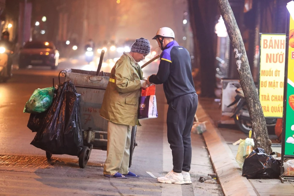 Hai Long và Văn Toàn đã thay mặt Hà Nội FC trao tặng những phần quà đến những người cao tuổi, người có hoàn cảnh khó khăn