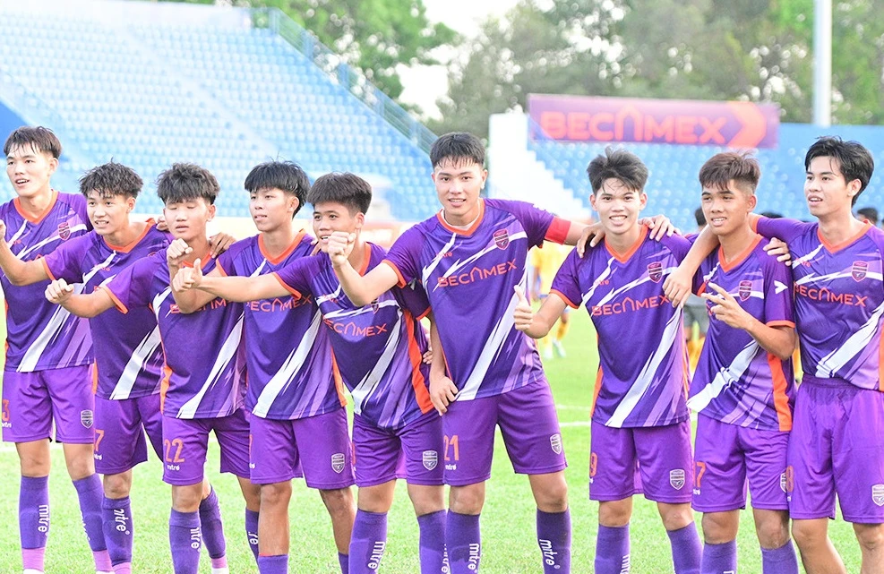 Niềm vui sau bàn thắng mở tỷ số của U19 B.Bình Dương