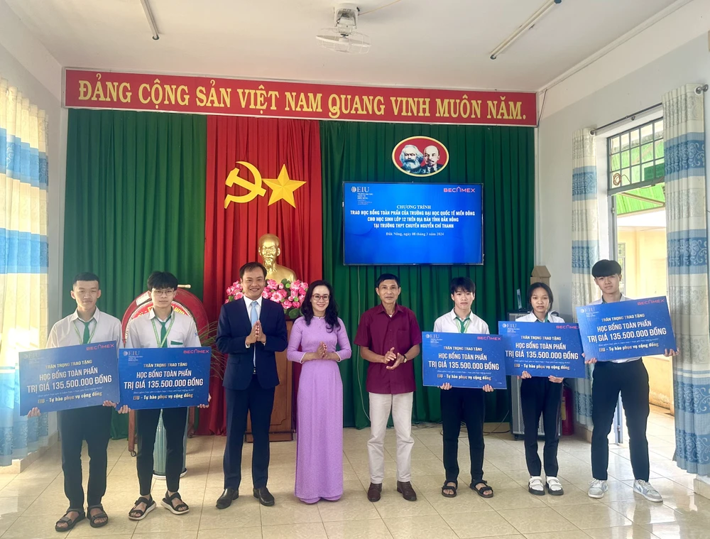 Đ/c Quách Công Ban (áo đỏ) – Phó Trưởng Ban Dân tộc tỉnh Đắk Nông cùng cô Đỗ Thị Là – Phó Hiệu trưởng Trường THPT Chuyên Nguyễn Chí Thanh và thầy Nguyễn Hoài Phong – Trưởng Phòng Tuyển sinh EIU trao 10 suất học bổng cho học sinh