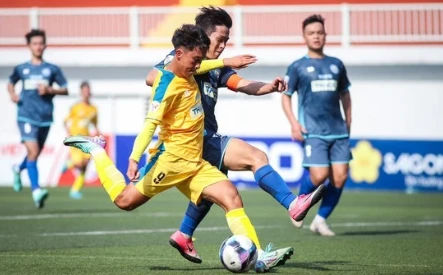 Trường Cao đằng Kỹ thuật Công nghệ Nha Trang (áo vàng) giành chiến thắng 2-0 trước Trường ĐH Kinh tế ĐH Huế