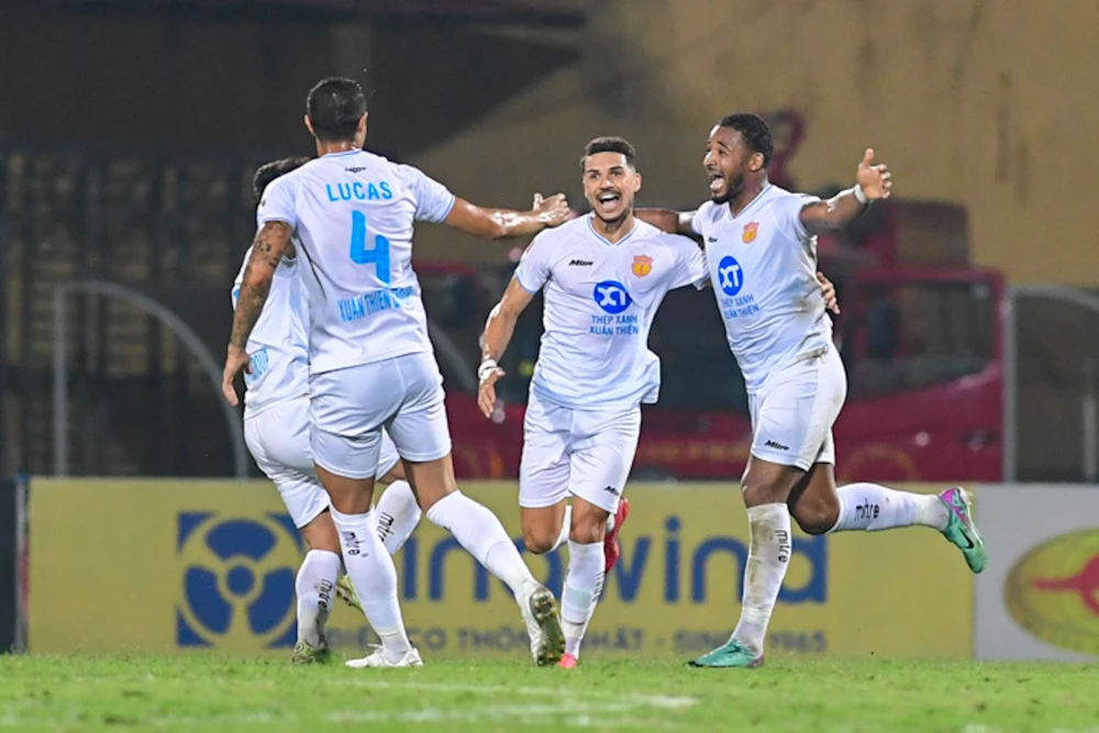 Bộ ba ngoại binh Lucas, Rafaelson và Hendrio bùng nổ trong chiến thắng 2-1 của Nam Định trên sân Hàng Đẫy ở vòng 14