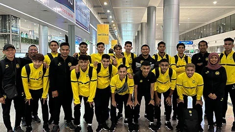 Đội tuyển futsal Malaysia đến sân bay Tân Sơn Nhất