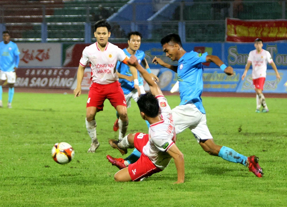 CAHN FC không thể đọ nỗi tinh thần thi đấu của Khánh Hòa ở trận lượt đi tại Nha Trang