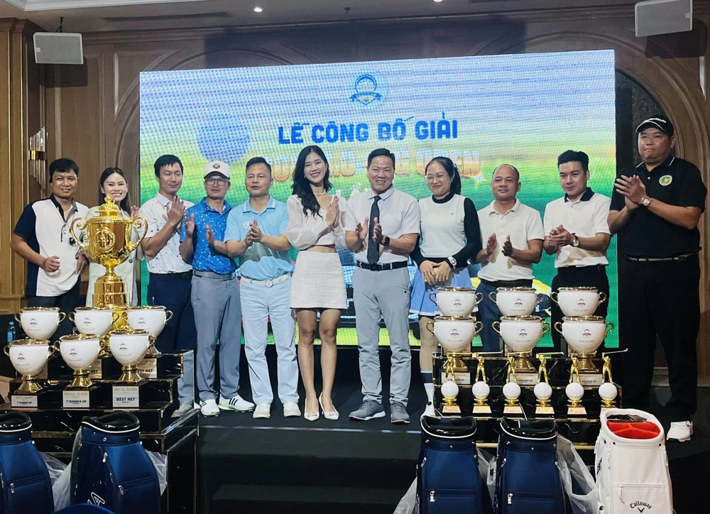 BTC giải chụp hình lưu niệm với đại diện các CLB tham dự Giải Golf 4.0 - SG OPEN lần 2-2024.