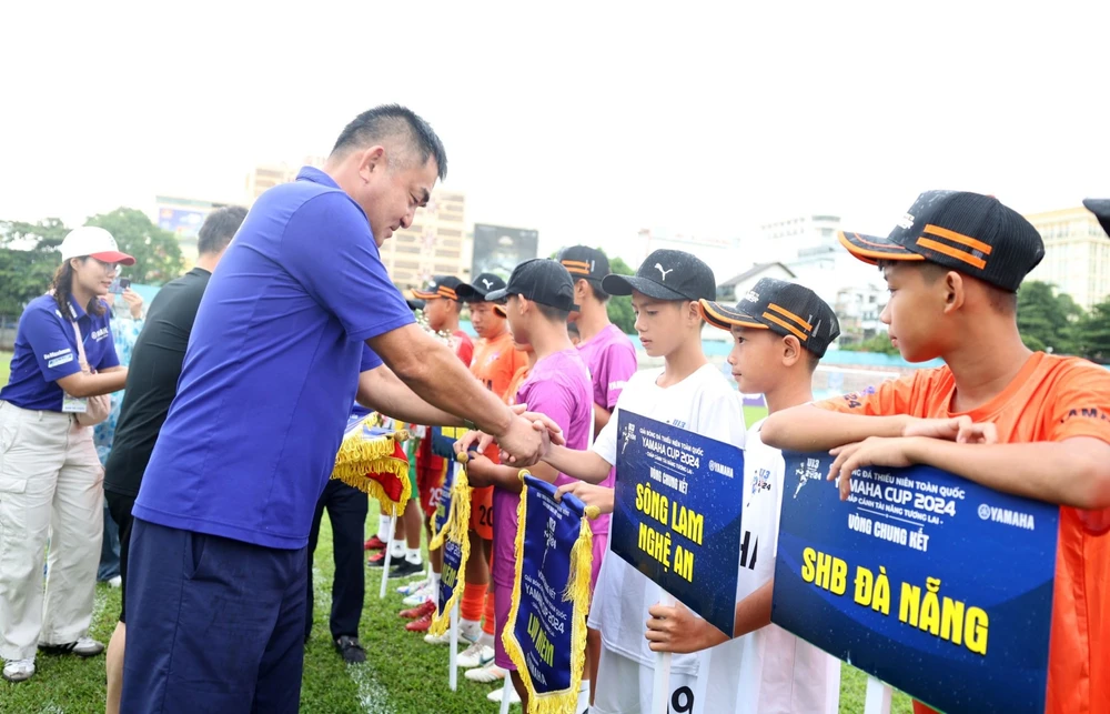 Đại diện Ban tổ chức và Nhà tài trợ trao cờ lưu niệm và bắt tay chào mừng các đội tham dự Vòng chung kết