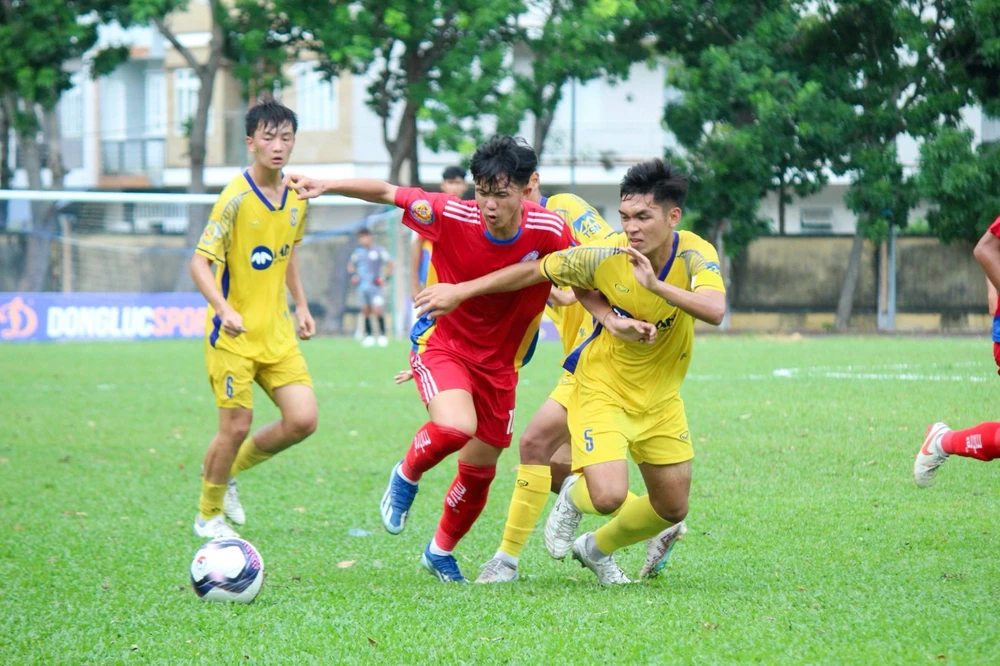 SLNA (áo vàng) tinh thần lên cao sau trận thắng 6-1 trước Đồng Tháp để giành vị trí nhì bảng vào Tứ kết.