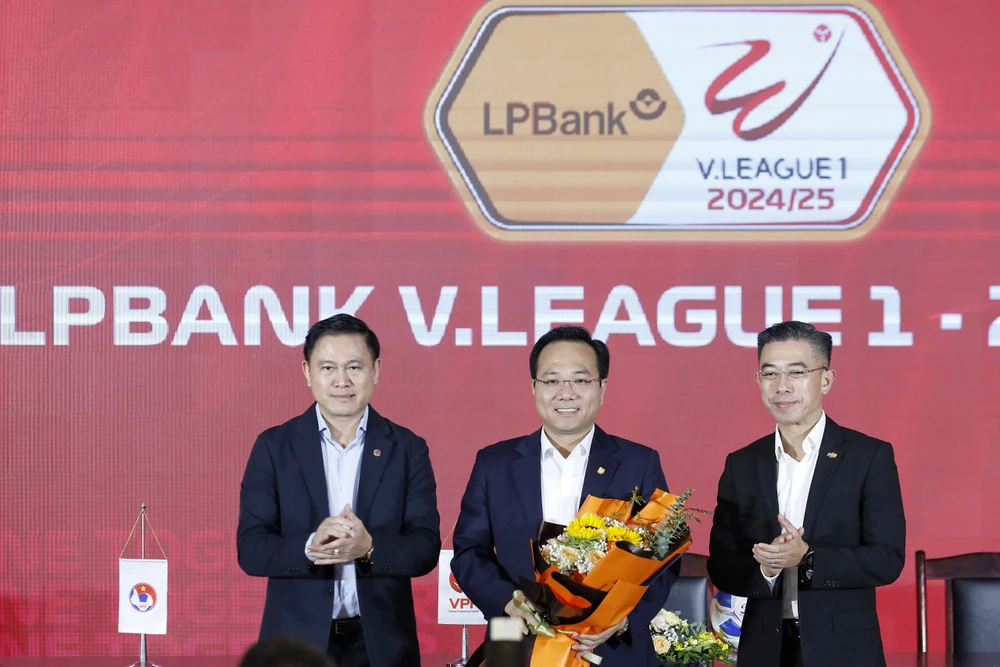 Ông Trần Anh Tú, chủ tịch công ty VPF trao hoa chúc mừng các đối tác đồng hành ở V-League 2024-2025