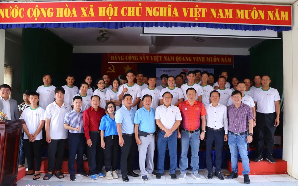 Đại biểu chụp hình lưu niệm cùng các học viên tham dự Khóa học