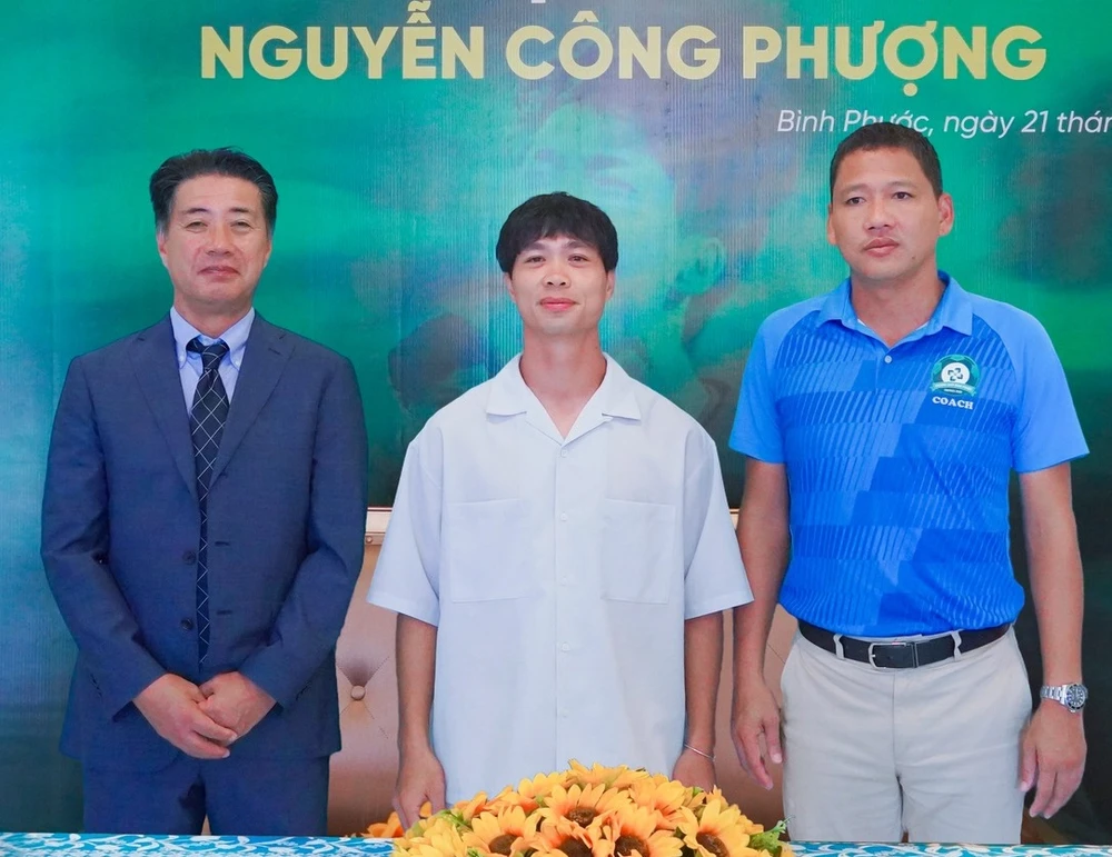 Nguyễn Công Phượng cùng ông Yusuke Adachi - CEO Bình Phước FC và HLV trưởng Nguyễn Anh Đức tại Lễ Ký kết hợp đồng. Ảnh: BPFC