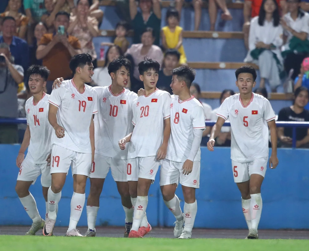 Các cầu thủ U17 Việt Nam thắp lại hy vọng vào VCK sau trận thắng U17 Myanmar. Ảnh: MINH HOÀNG