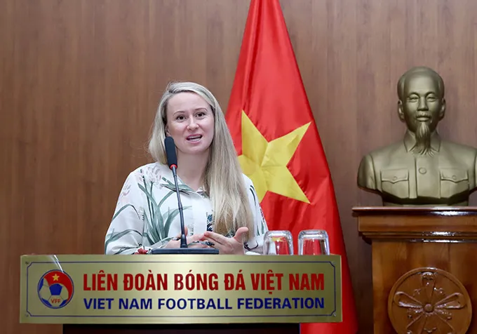 Bà Lowri Robert – Đại diện UEFA chia sẻ tại Hội thảo vff4.jpg