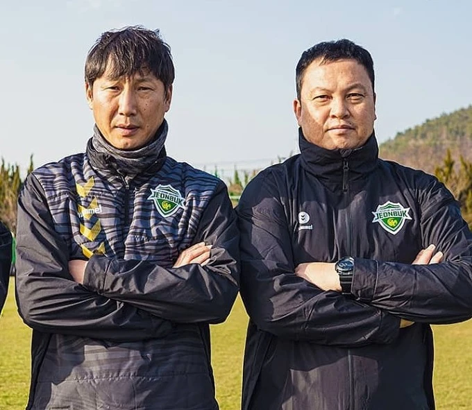 HLV Kim Sang-sik (trái) và HLV thủ môn Lee Woon-jae (phải) khi cùng làm việc tại Jeonbuk Hyundai Motors. Ảnh: Jeonbuk