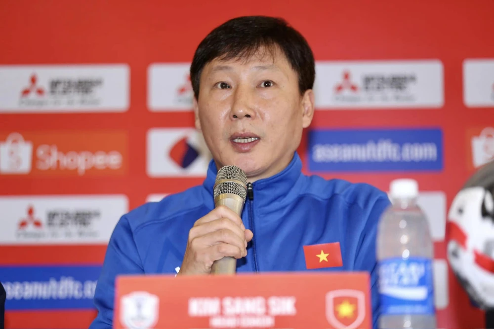 HLV Kim Sang-sik cùng các học trò hướng đến danh hiệu vô địch ASEAN Cup 2024