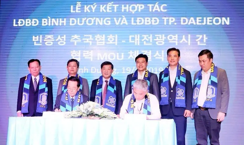Liên đoàn bóng đá Bình Dương và Liên đoàn Bóng đá Daejeon đã ký kết thoả thuận hợp tác phát triển bóng đá từ năm 2019 z6197113182178_dd490507107b405d69da2d6ef5170503.jpg