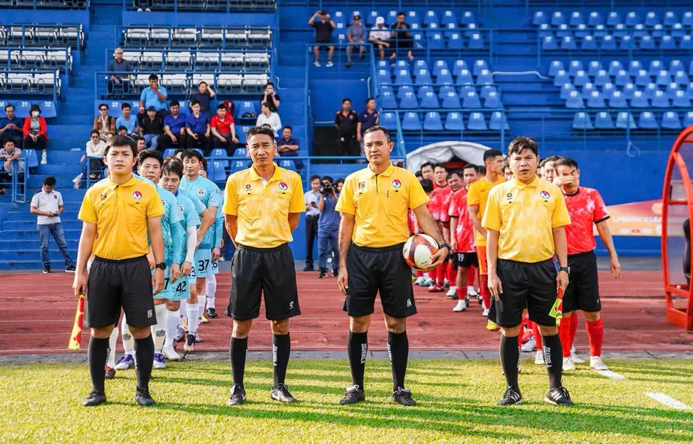 Hai đội bóng đá công chức, viên chức tỉnh Bình Dương và Liên đoàn Bóng đá Daejeon chuẩn bị ra sân thi đấu z6197113186525_4e3eee69b1980a2ba708c091e2aa97c6.jpg
