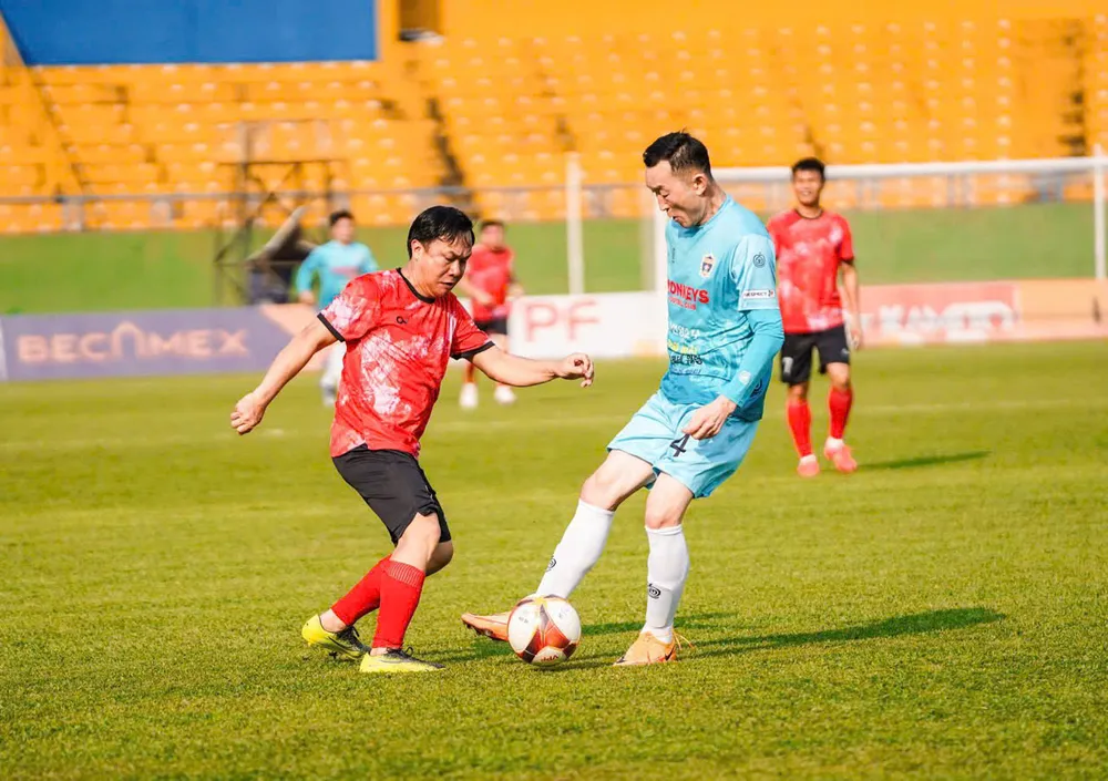 Một pha đi bóng kỹ thuật của Bùi Hữu Toàn - Giám đốc Sở Văn hóa, Thể thao và Du lịch tỉnh z6197113194397_df9f1723ca741a99b52c716e8e4e28c1.jpg